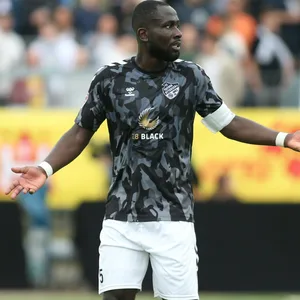Ein Spieler von Teutonia Ottensen wirkt ratlos