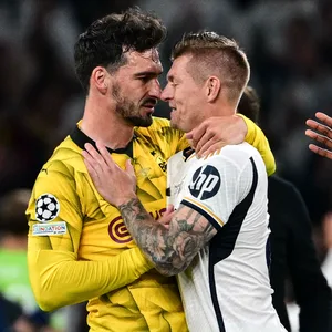 Mats Hummels und Toni Kroos umarmen sich innig