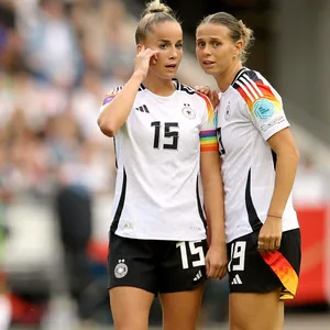 Giulia Gwinn und Klara Bühl besprechen sich