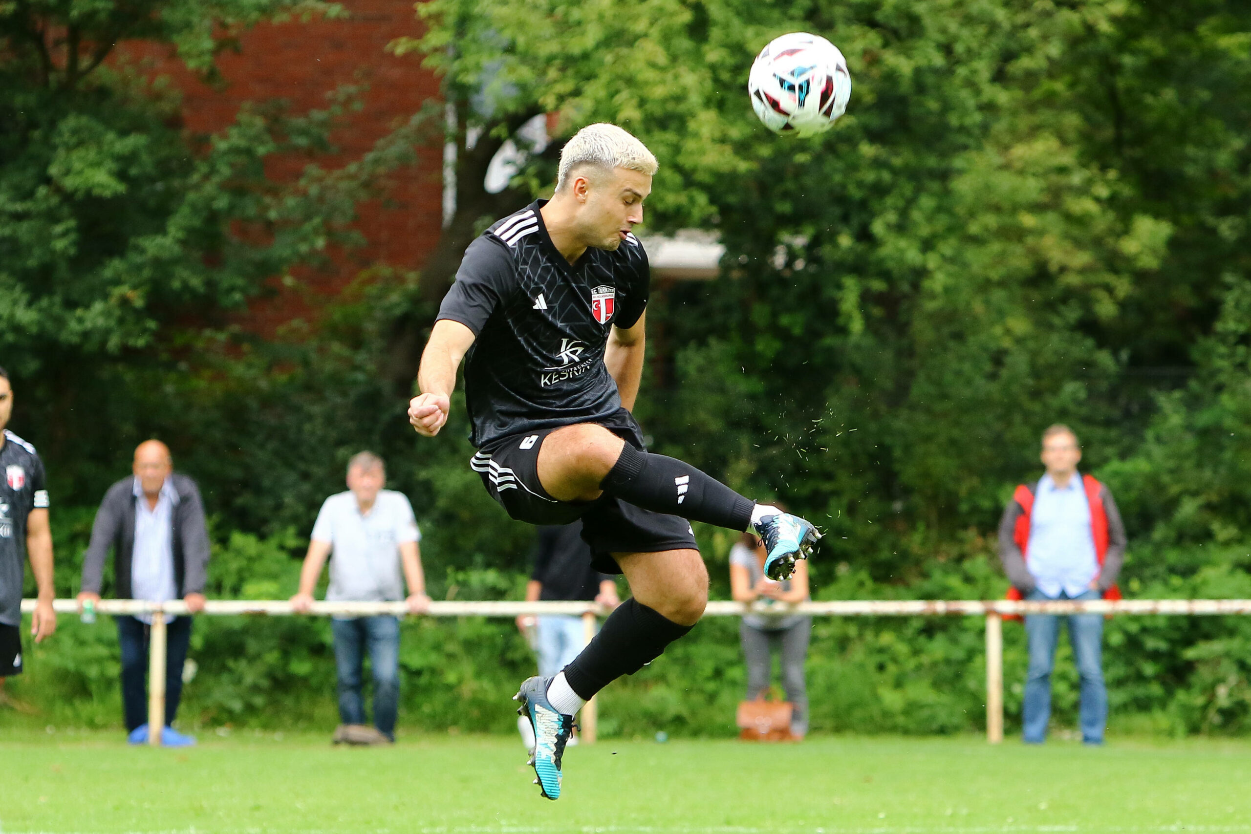 Inan Türkad vom FC Türkiye spielt einen Ball aus der Luft