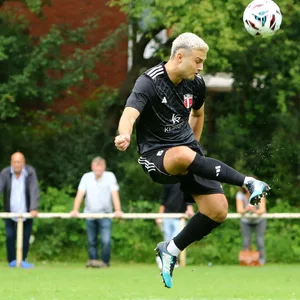 Inan Türkad vom FC Türkiye spielt einen Ball aus der Luft