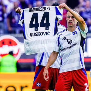 Im Hinspiel gegen Münster hielt Miro Muheim nach dem 1:0 des HSV ein Vuskovic-Trikot hoch.