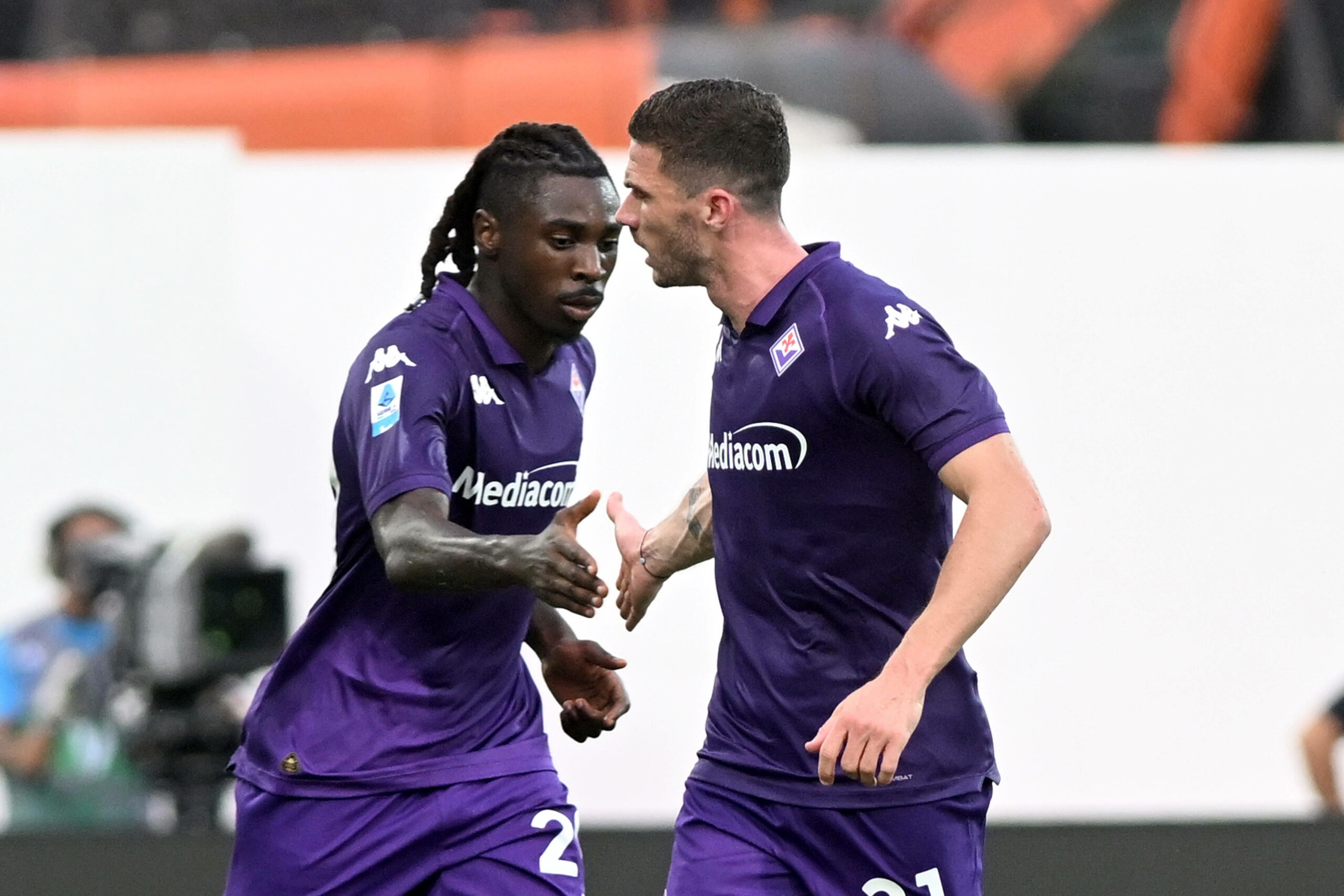 Moise Kean klatscht mit Robin Gosens ab.