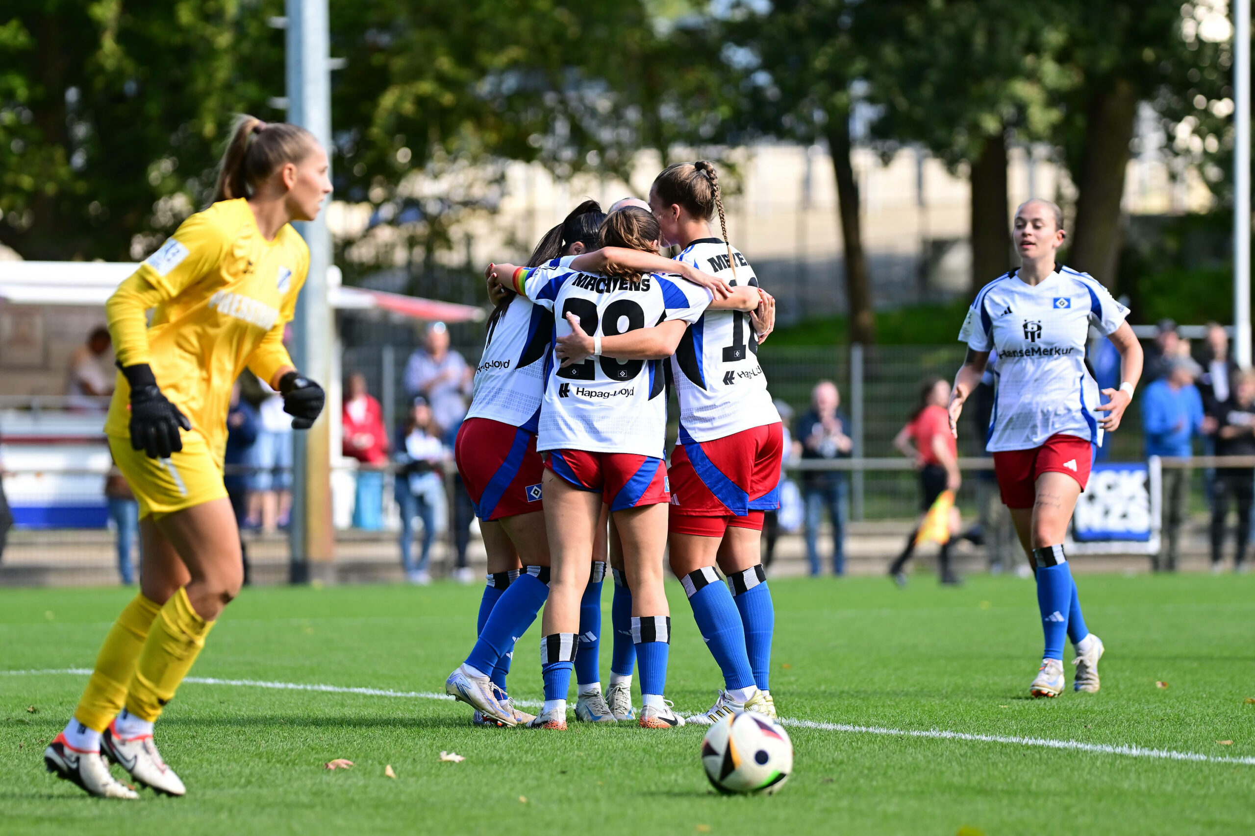 Die HSV-Frauen jubeln im Kreis über ein Tor