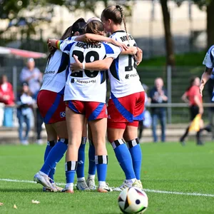 Die HSV-Frauen jubeln im Kreis über ein Tor