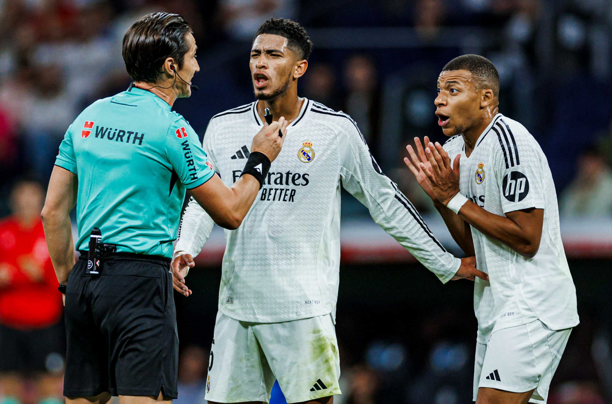 Jude Bellingham und Kylian Mbappe diskutieren mit Schiedsrichter Jose Luis Munuera