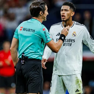 Jude Bellingham und Kylian Mbappe diskutieren mit Schiedsrichter Jose Luis Munuera