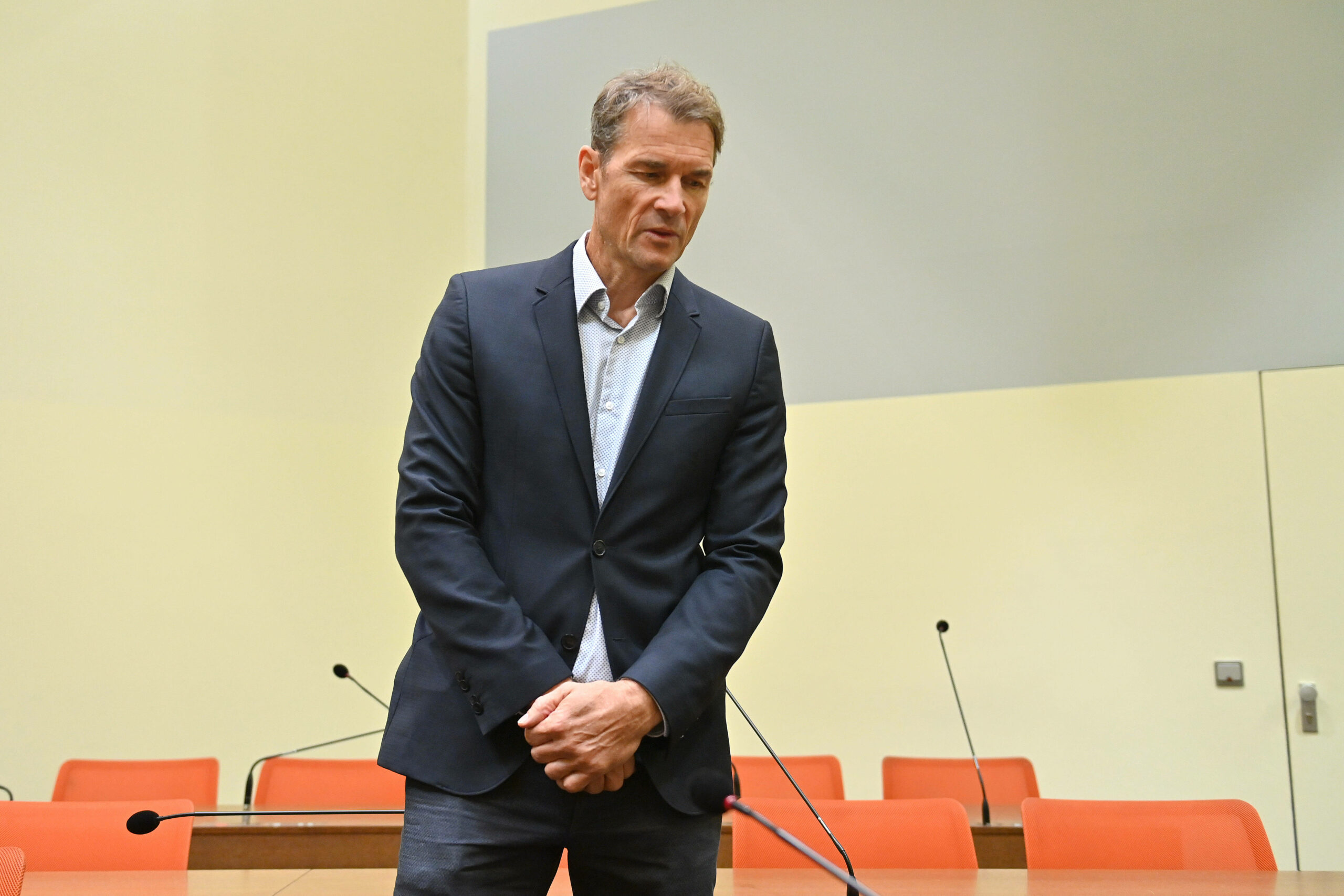 Jens Lehmann im Anzug vor Gericht