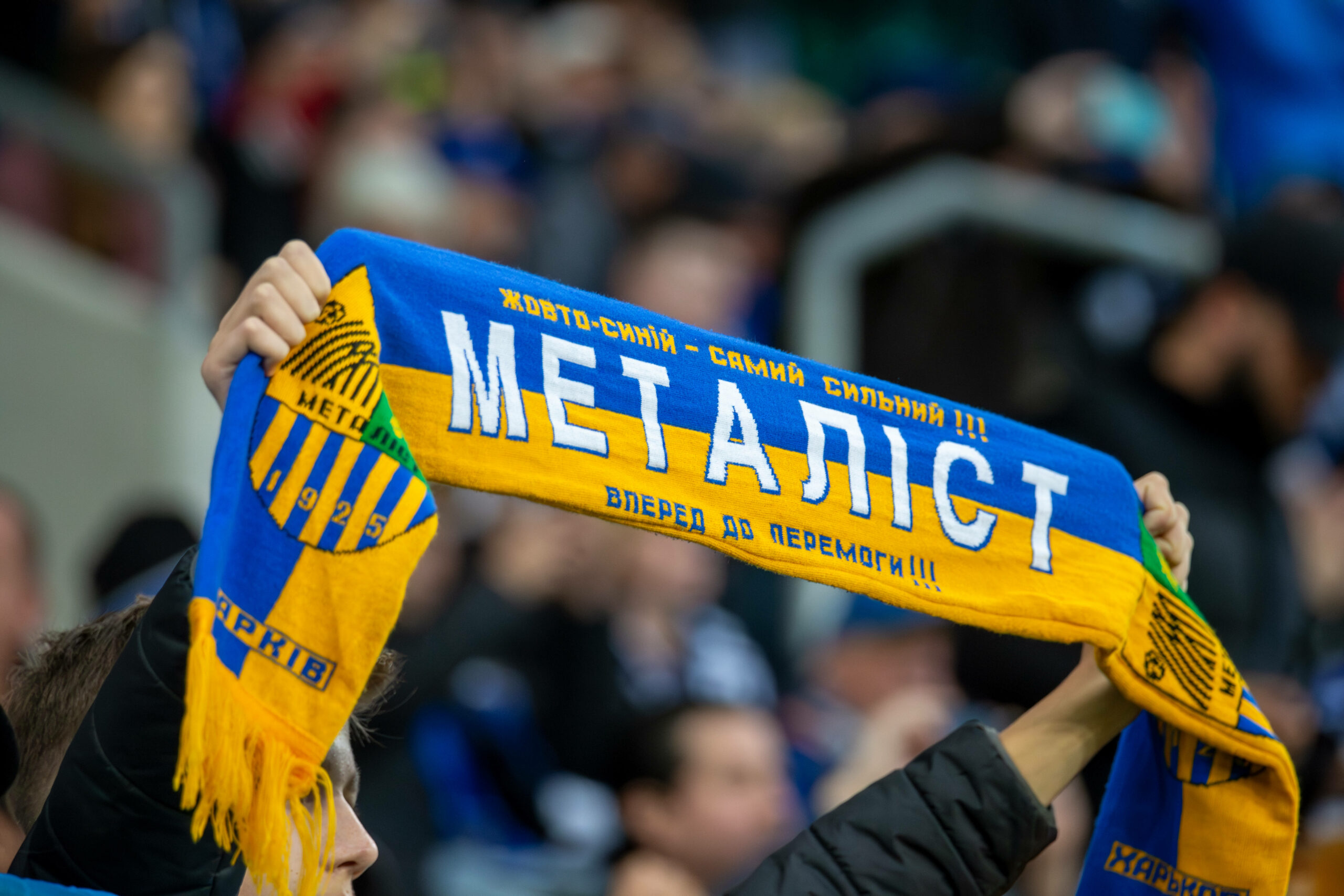 Ein blau-gelber Fanschal von Metalist Kharkiv