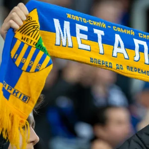 Ein blau-gelber Fanschal von Metalist Kharkiv