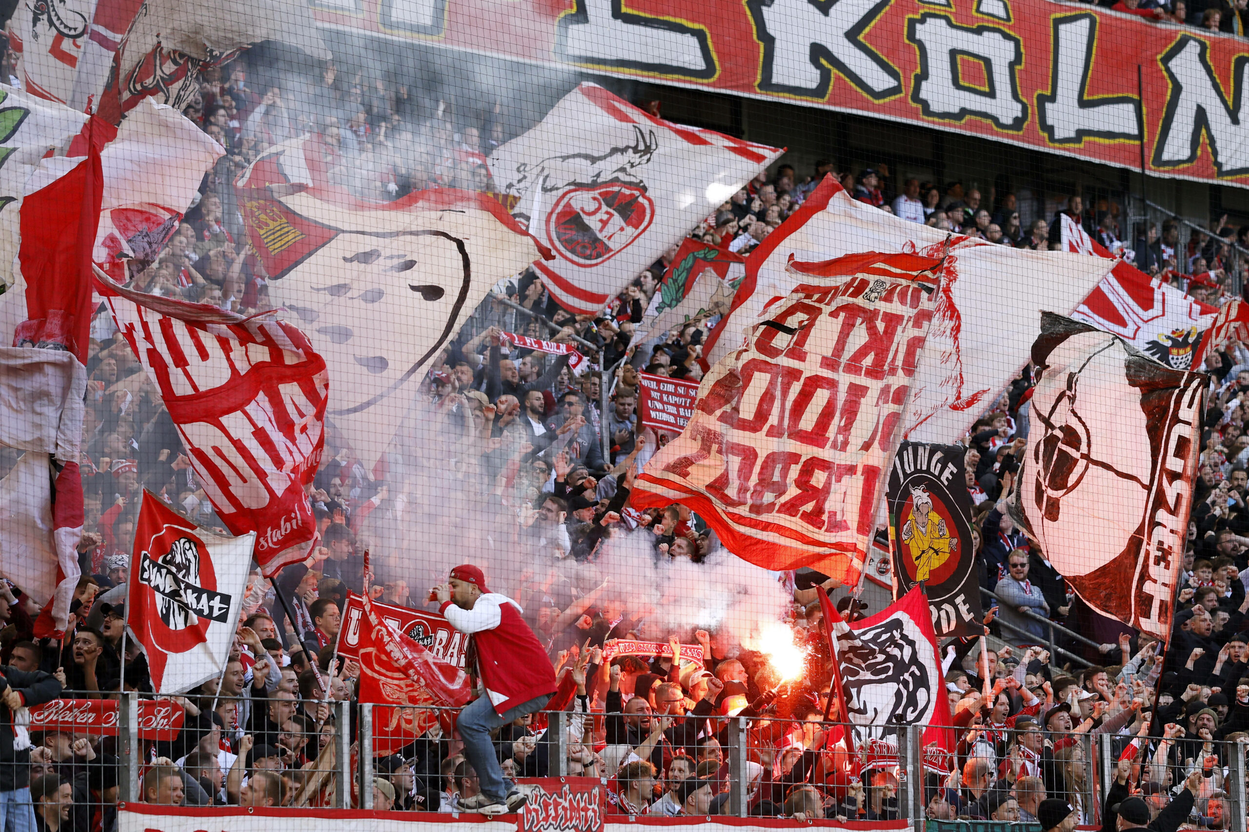 Fans des 1. FC Köln mit Flaggen und Pyrotechnik