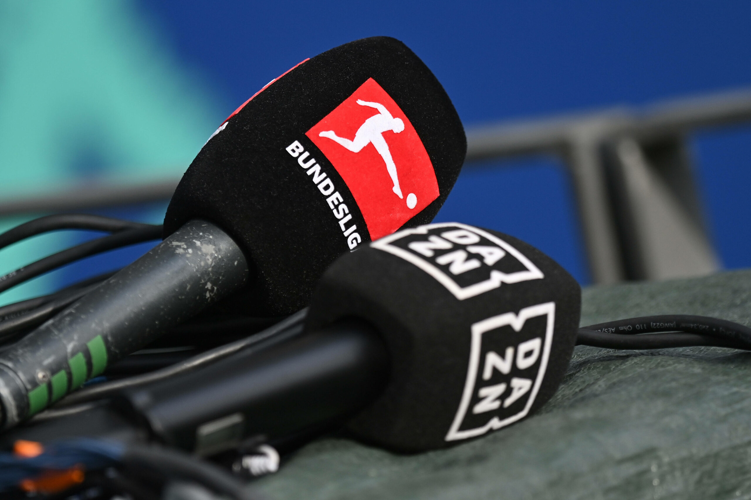 Mikrofone mit Bundesliga- und DAZN-Logo