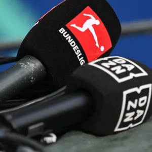 Mikrofone mit Bundesliga- und DAZN-Logo