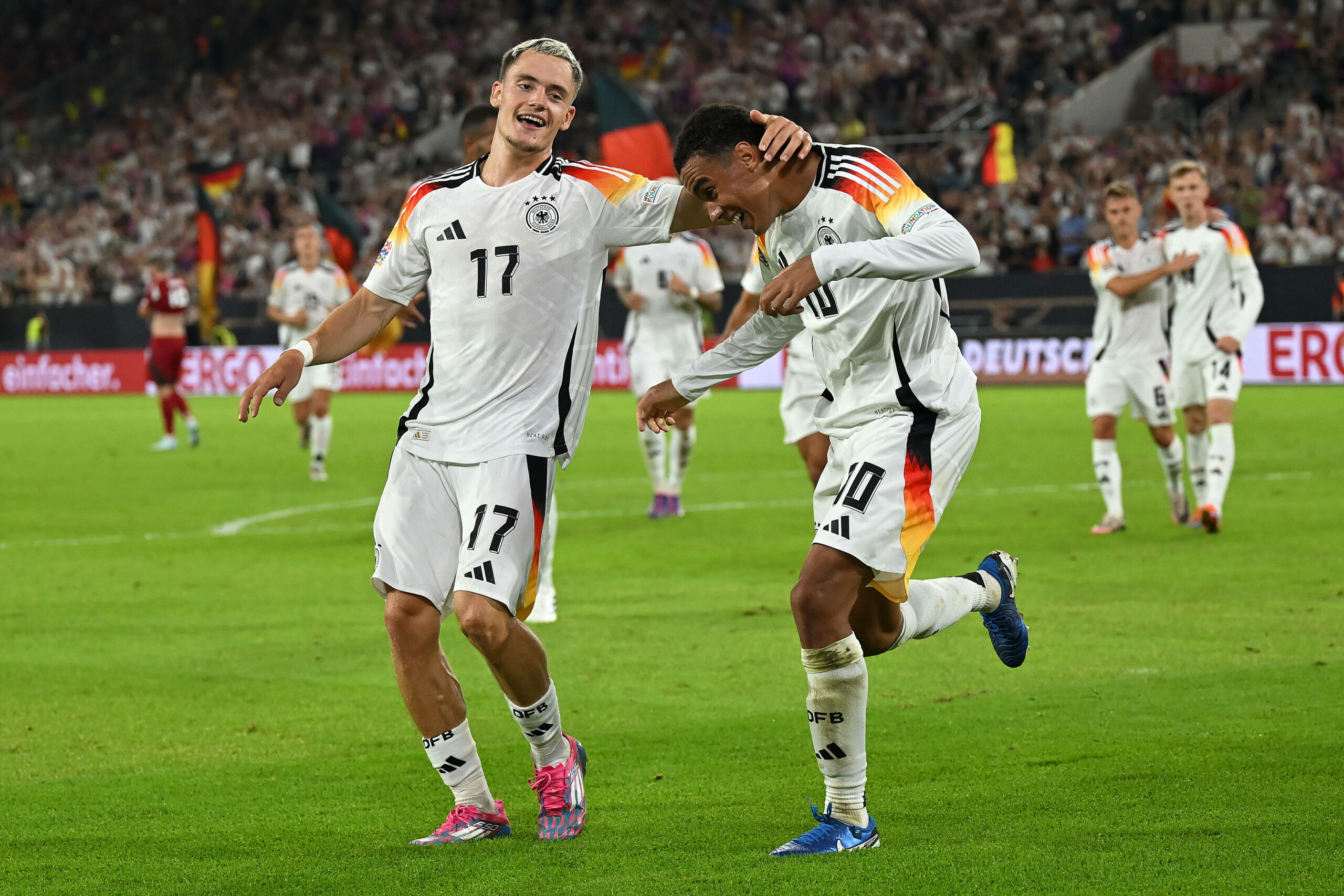 Florian Wirtz und Jamal Musiala feiern im Trikot der deutschen Nationalmannschaft