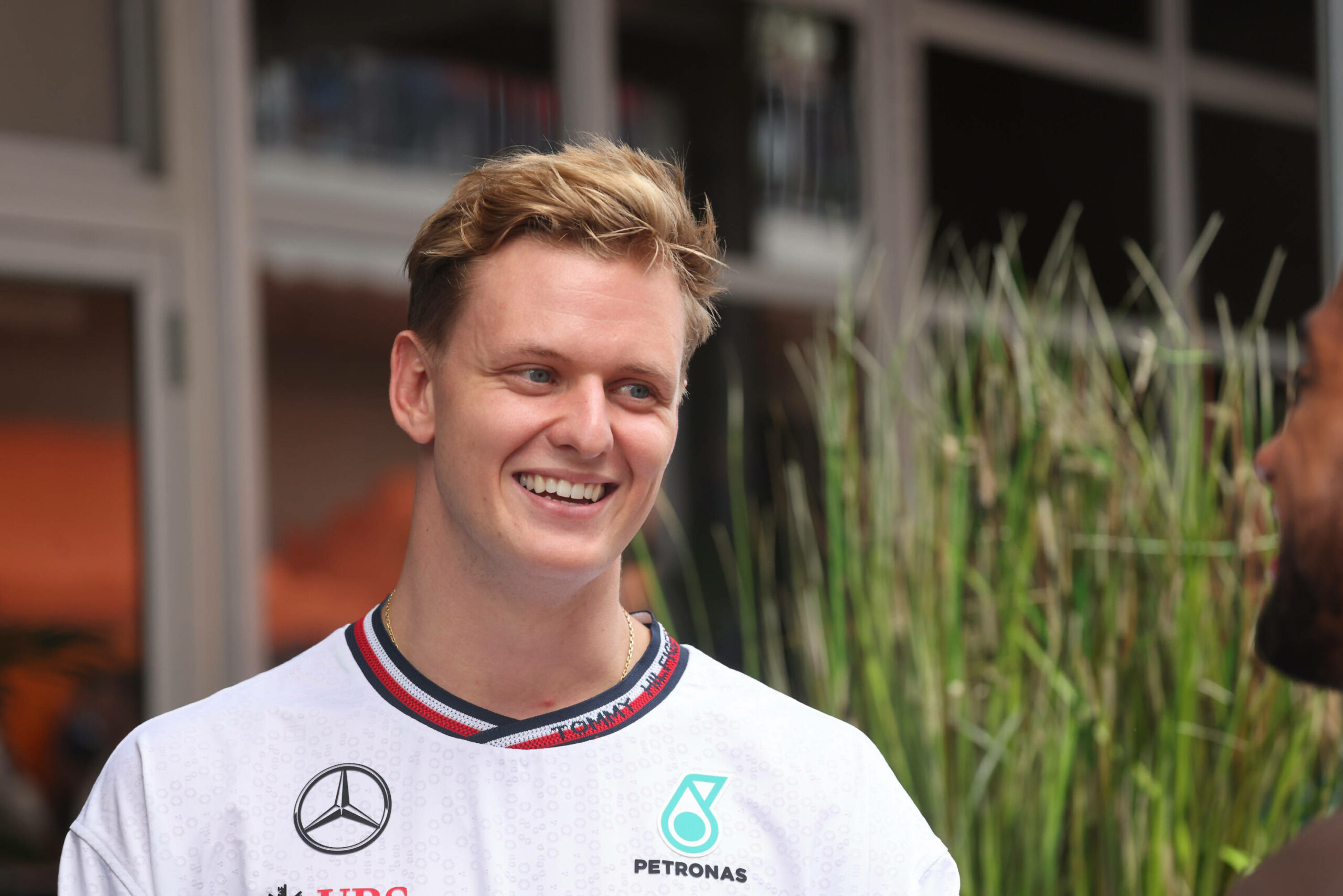 Mick Schumacher lächelt