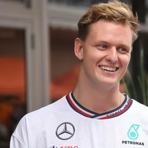 Mick Schumacher lächelt