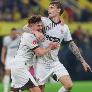 Philipp Treun und Eric Smith bejubeln den Ausgleich von Dortmund