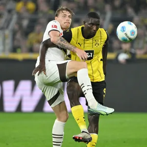 Eric Smith im Zweikampf mit Serhou Guirassy