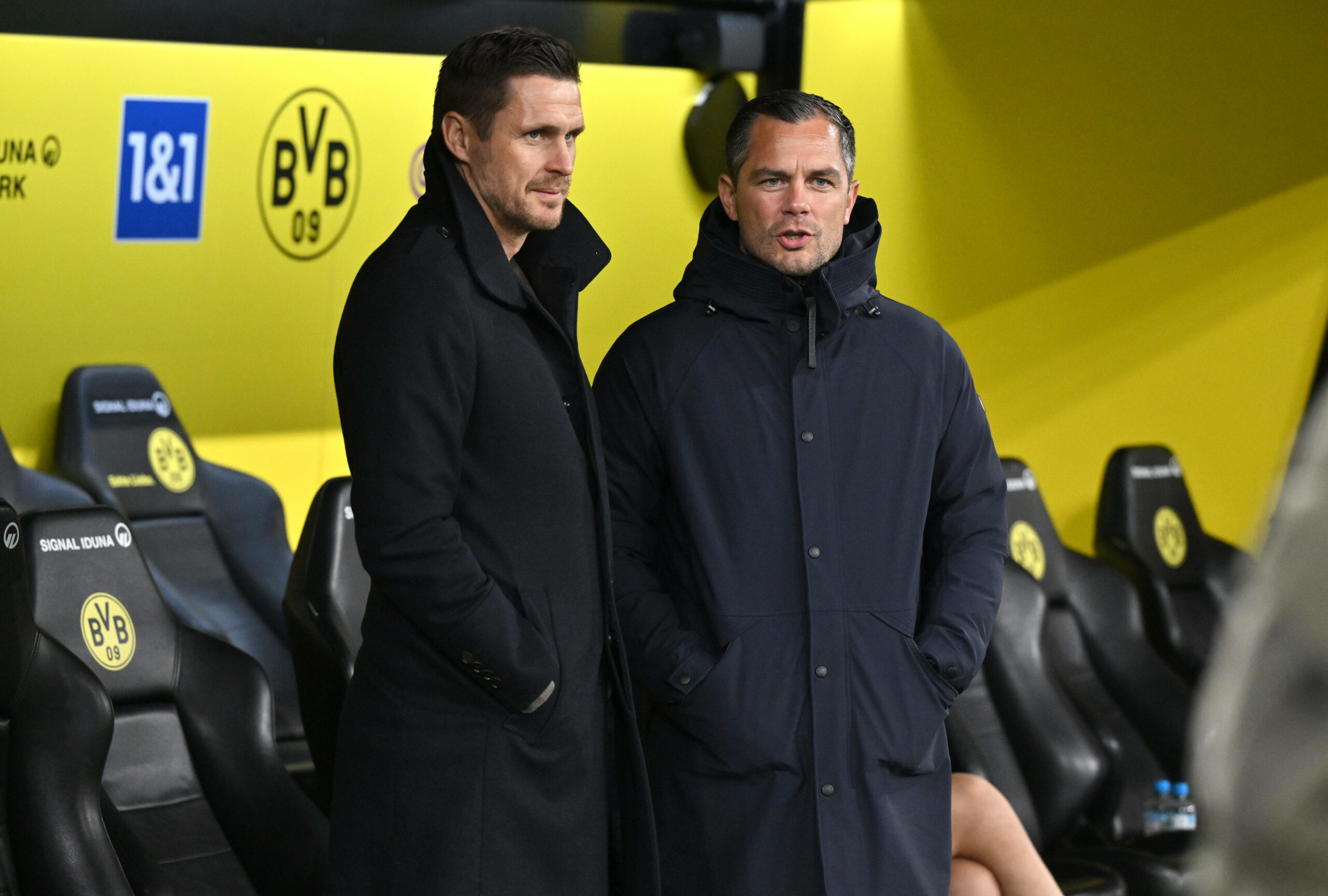 Sebastian Kehl und Marcel Schäfer unterhalten sich vor der BVB-Bank