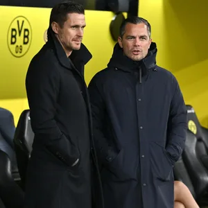 Sebastian Kehl und Marcel Schäfer unterhalten sich vor der BVB-Bank