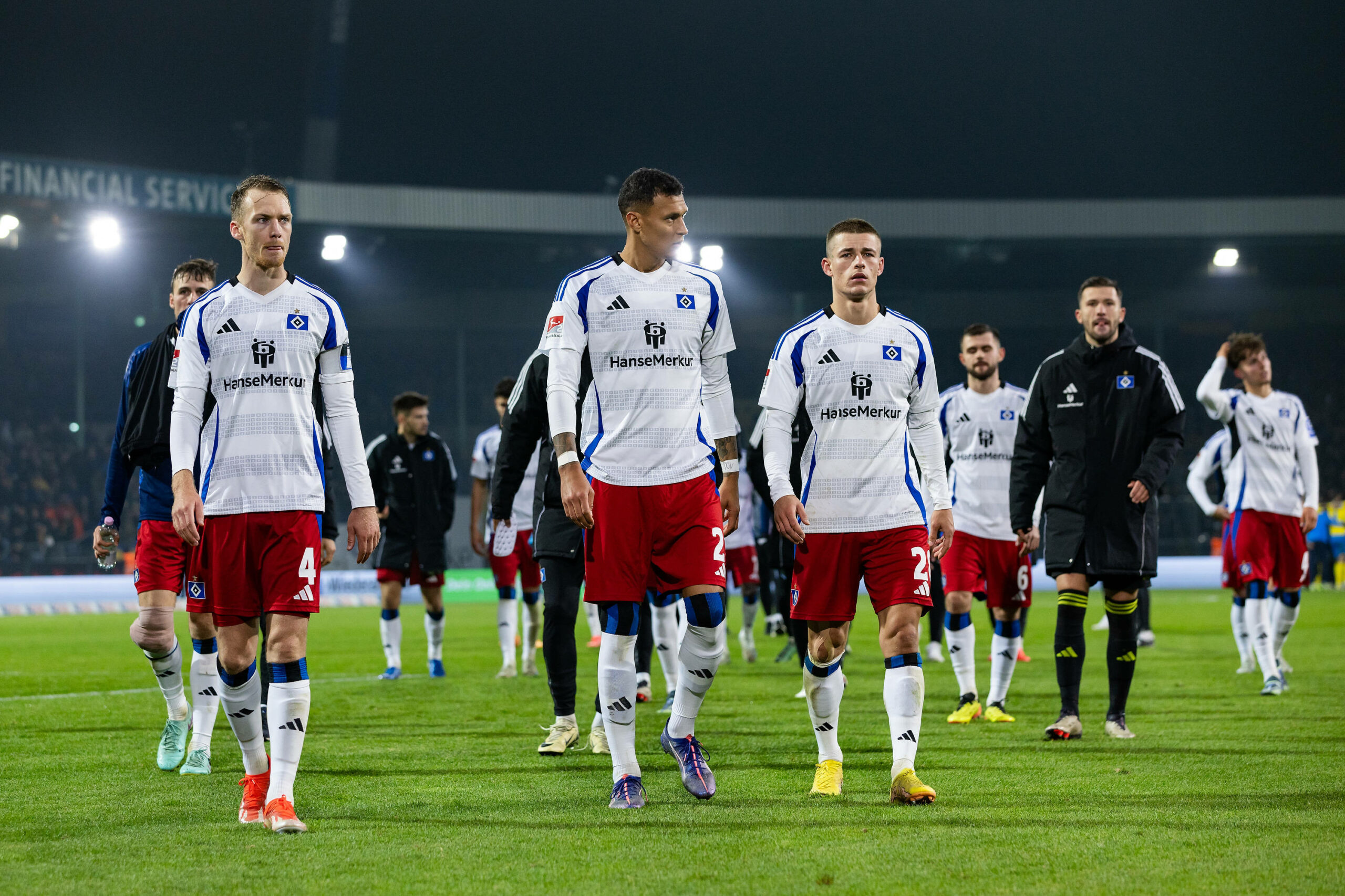 Die HSV-Profis um Sebastian Schonlau, Davie Selke und Miro Muheim treten in Braunschweig enttäuscht vor die Fankurve