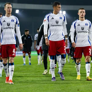 Die HSV-Profis um Sebastian Schonlau, Davie Selke und Miro Muheim treten in Braunschweig enttäuscht vor die Fankurve
