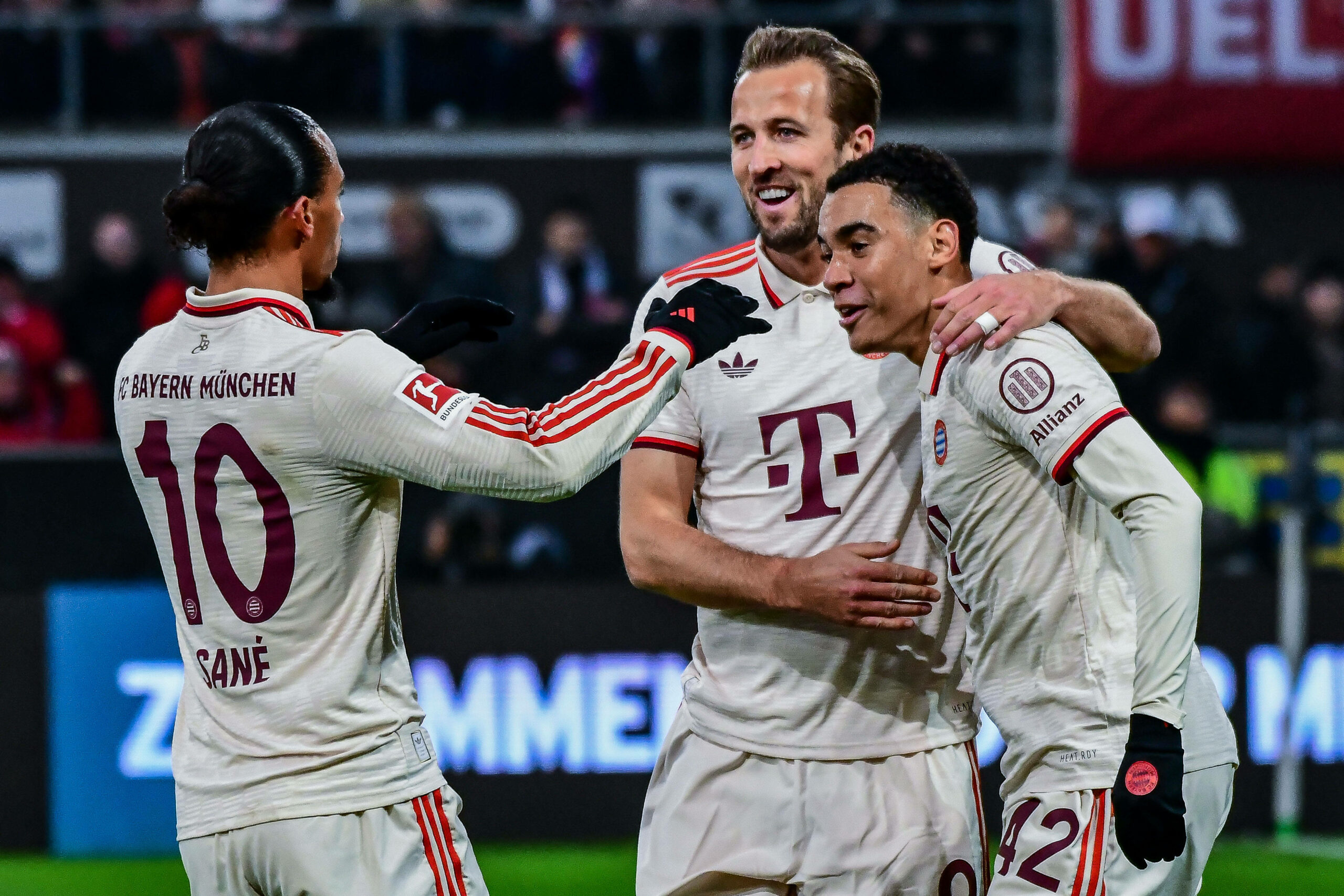 Harry Kane jubelt mit Jamal Musiala und Leroy Sané.