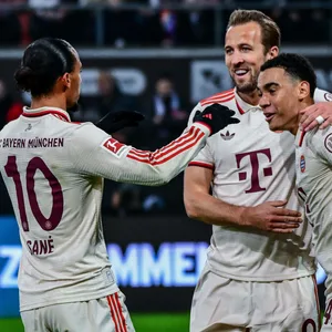 Harry Kane jubelt mit Jamal Musiala und Leroy Sané.
