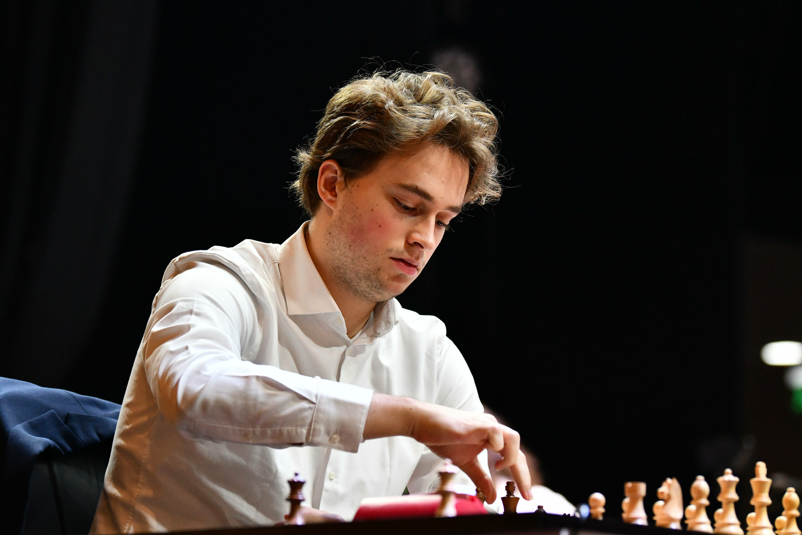 Vincent Keymer spielt Schach