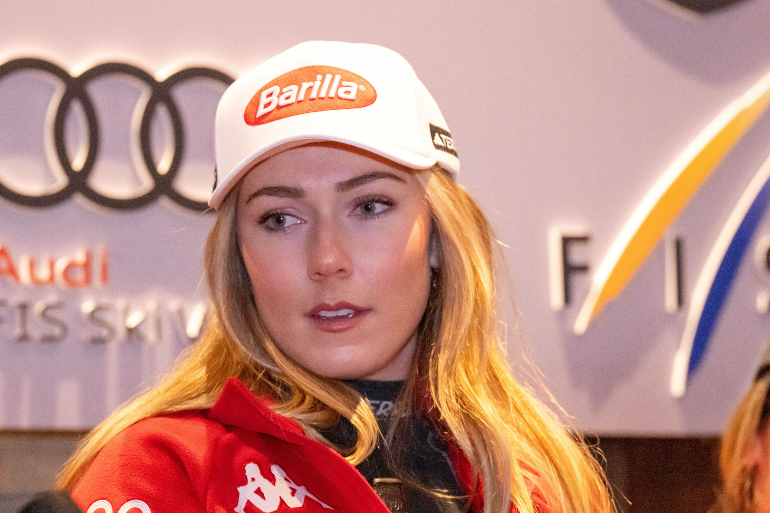 Mikaela Shiffrin hat eine weiße Barilla Mütze auf