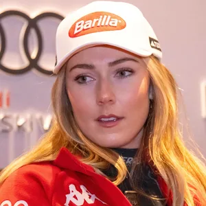 Mikaela Shiffrin hat eine weiße Barilla Mütze auf