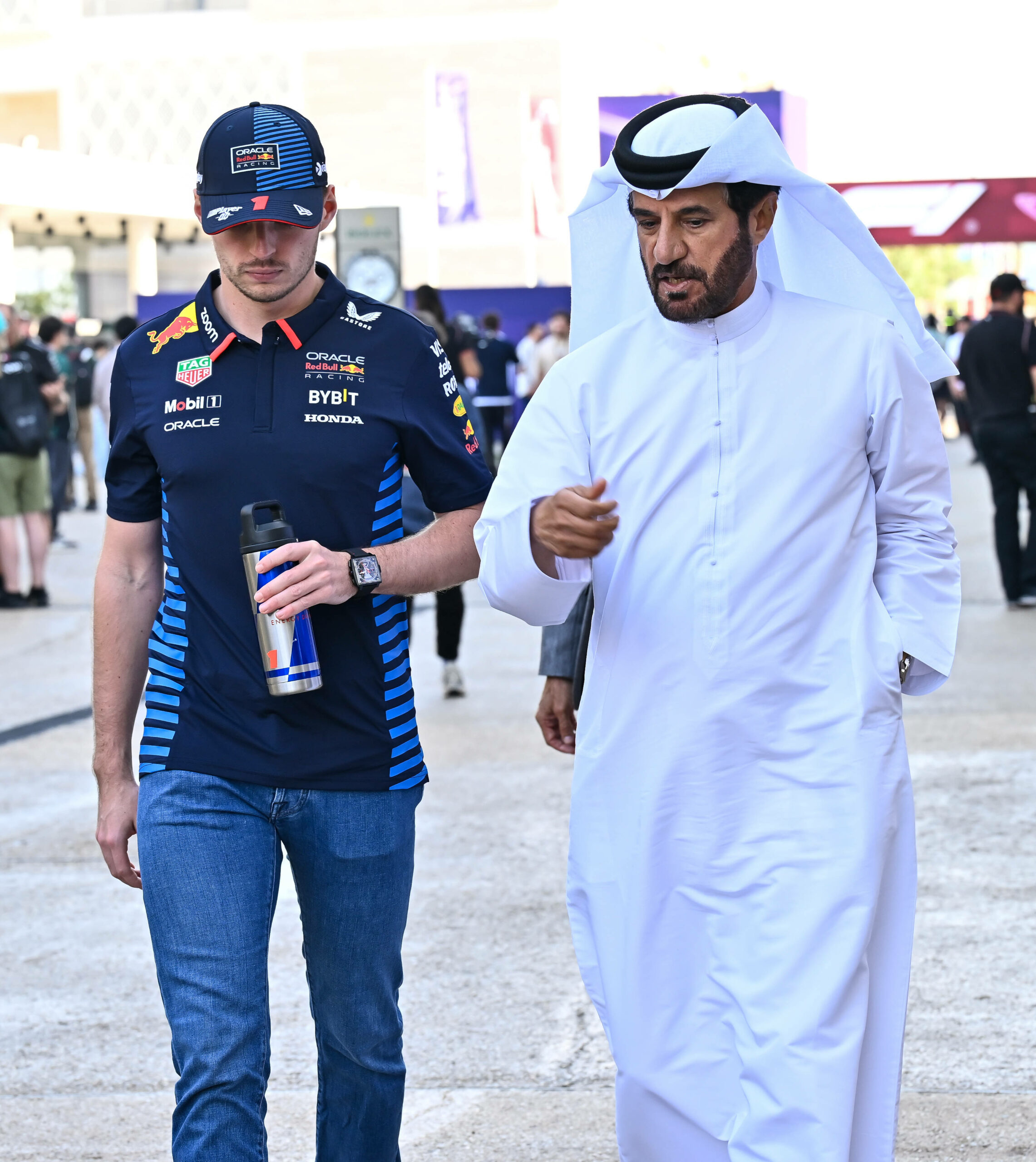 Mohammed bin Sulayem im Gespräch mit Max Verstappen.