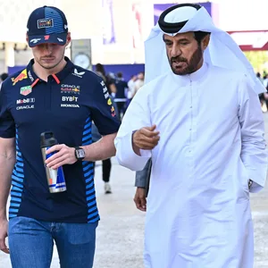 Mohammed bin Sulayem im Gespräch mit Max Verstappen.