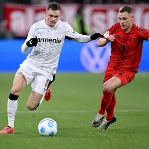 Florian Wirtz im Zweikampf um den Ball mit Joshua Kimmich