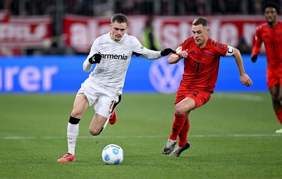 Florian Wirtz im Zweikampf um den Ball mit Joshua Kimmich