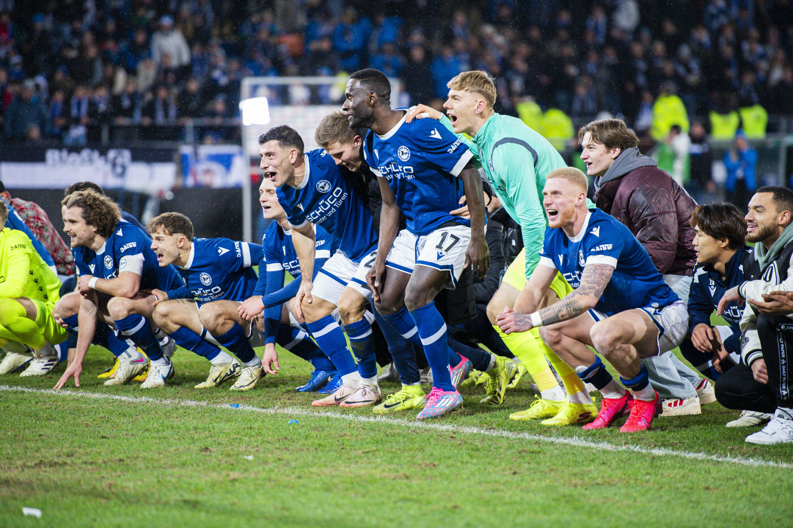 Arminia-Torwart Leo Oppermann und seine Kollegen feiern den Einzug ins Pokal-Viertelfinale