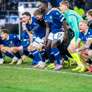Arminia-Torwart Leo Oppermann und seine Kollegen feiern den Einzug ins Pokal-Viertelfinale