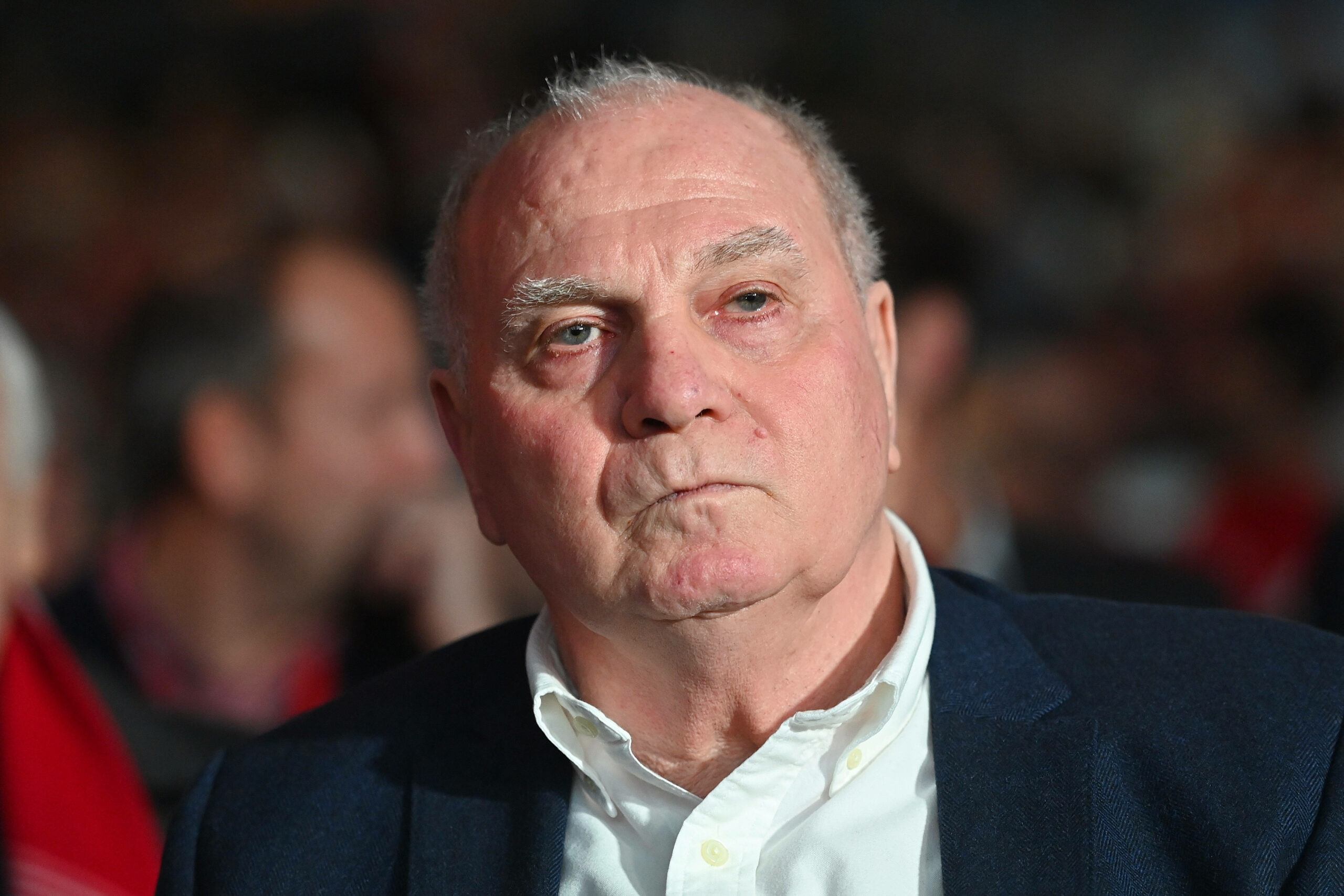 Uli Hoeneß schaut grimmig