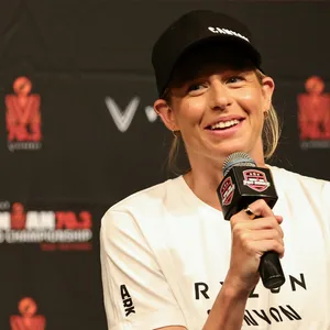 Imogen Simmonds gibt ein Interview