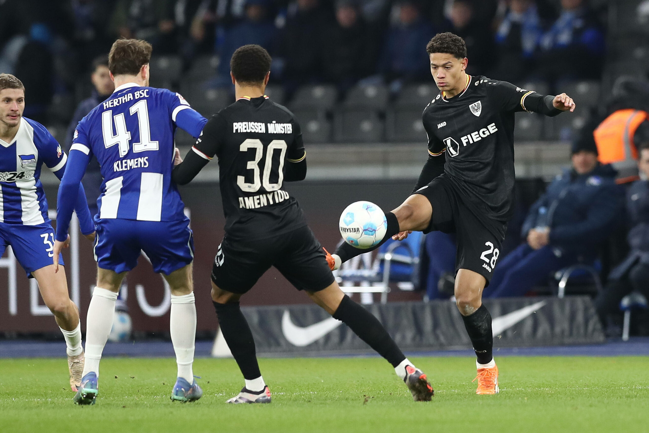 Zwei Münsteraner mit Hamburger Vergangenheit: András Németh (r.) ist vom HSV an die Preußen verliehen, Etienne Amenyido kickte einst für St. Pauli.