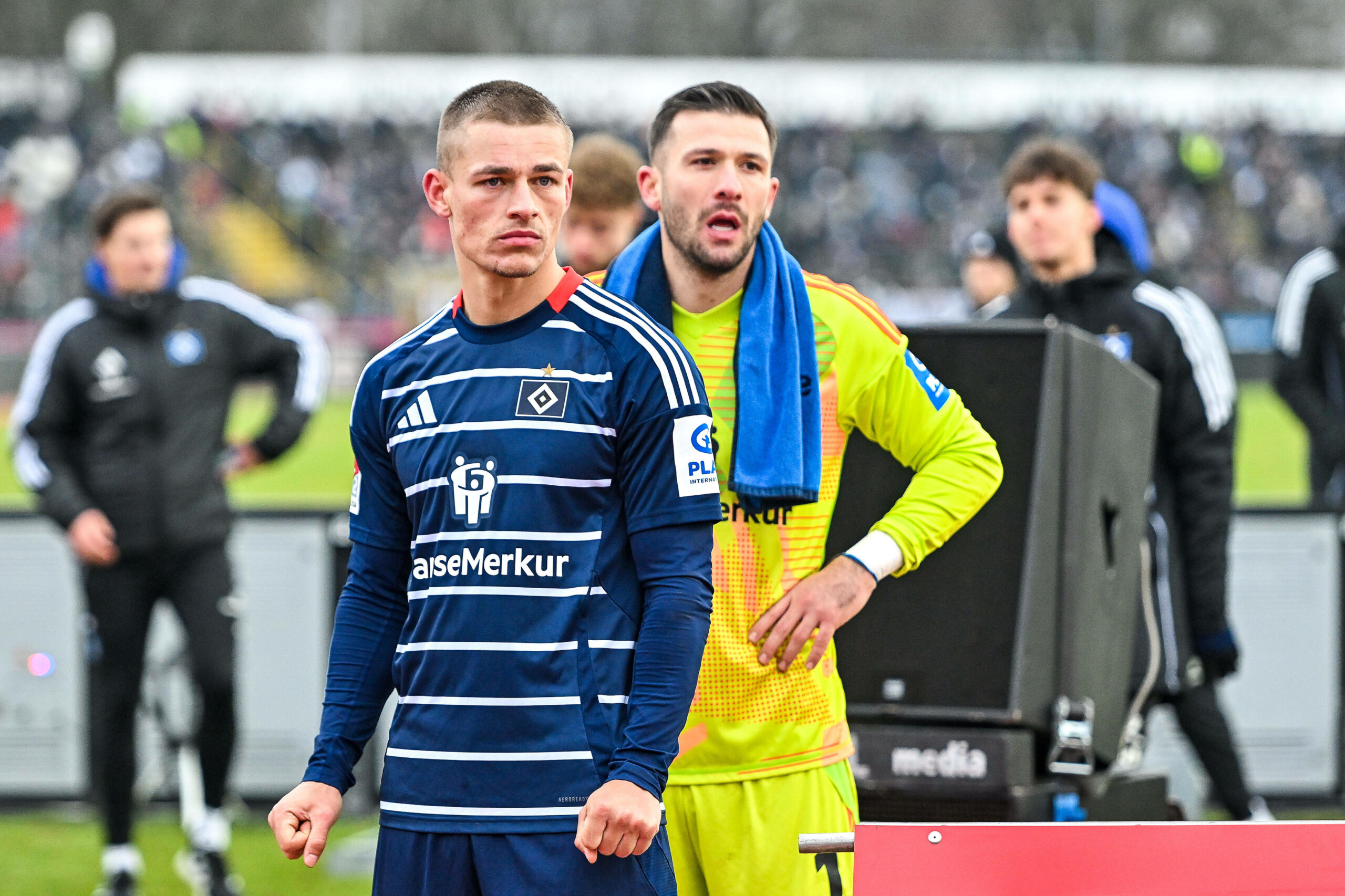 Miro Muheim und Daniel Heuer Fernandes gucken enttäuscht in die HSV-Fankurve in Ulm