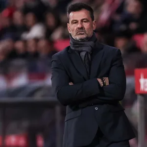 Diego Cocca, Trainer von Real Valladolid geht enttäuscht an der Seitenlinie entlang