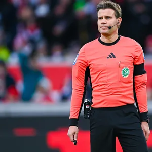 Schiedsrichter Felix Brych guckt nachdenklich im Spiel VfB Stuttgart gegen FC St. Pauli