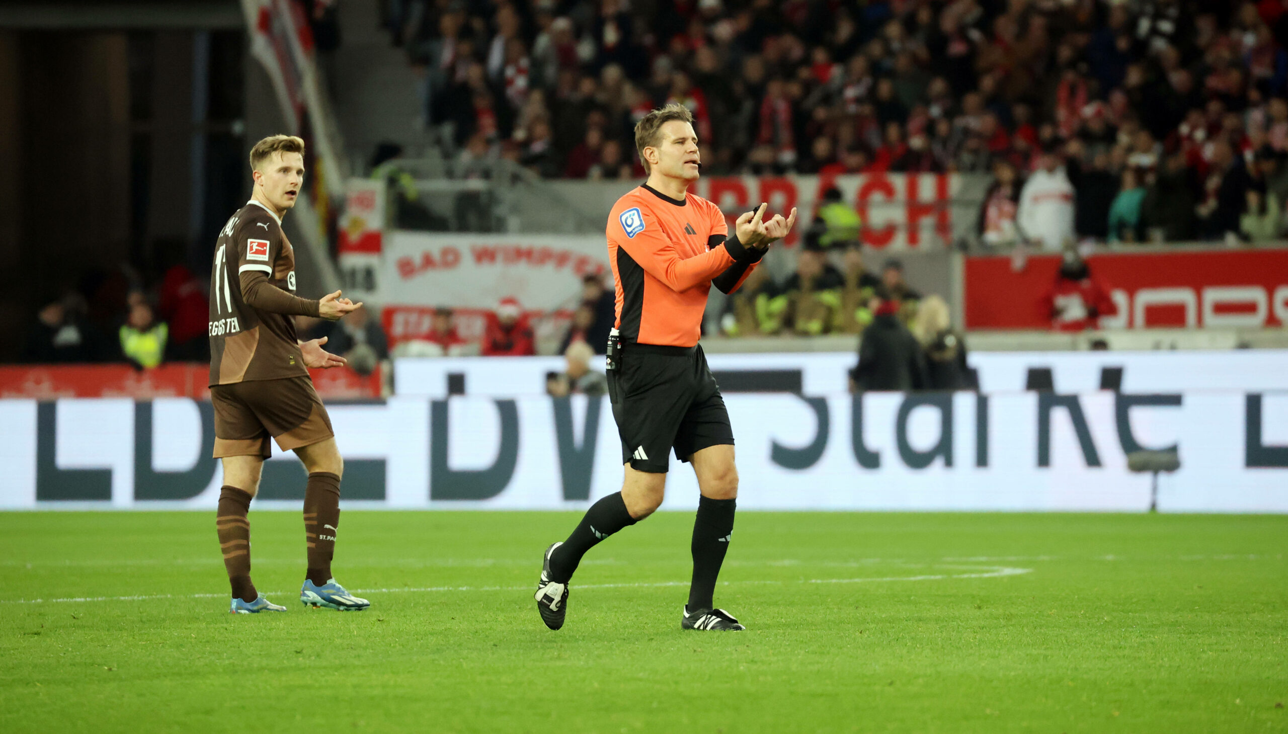 Felix Brych gestikuliert auf dem Platz