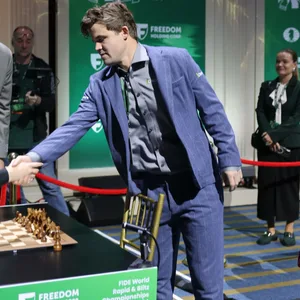 Magnus Carlsen schüttelt Liang Awonder die Hand