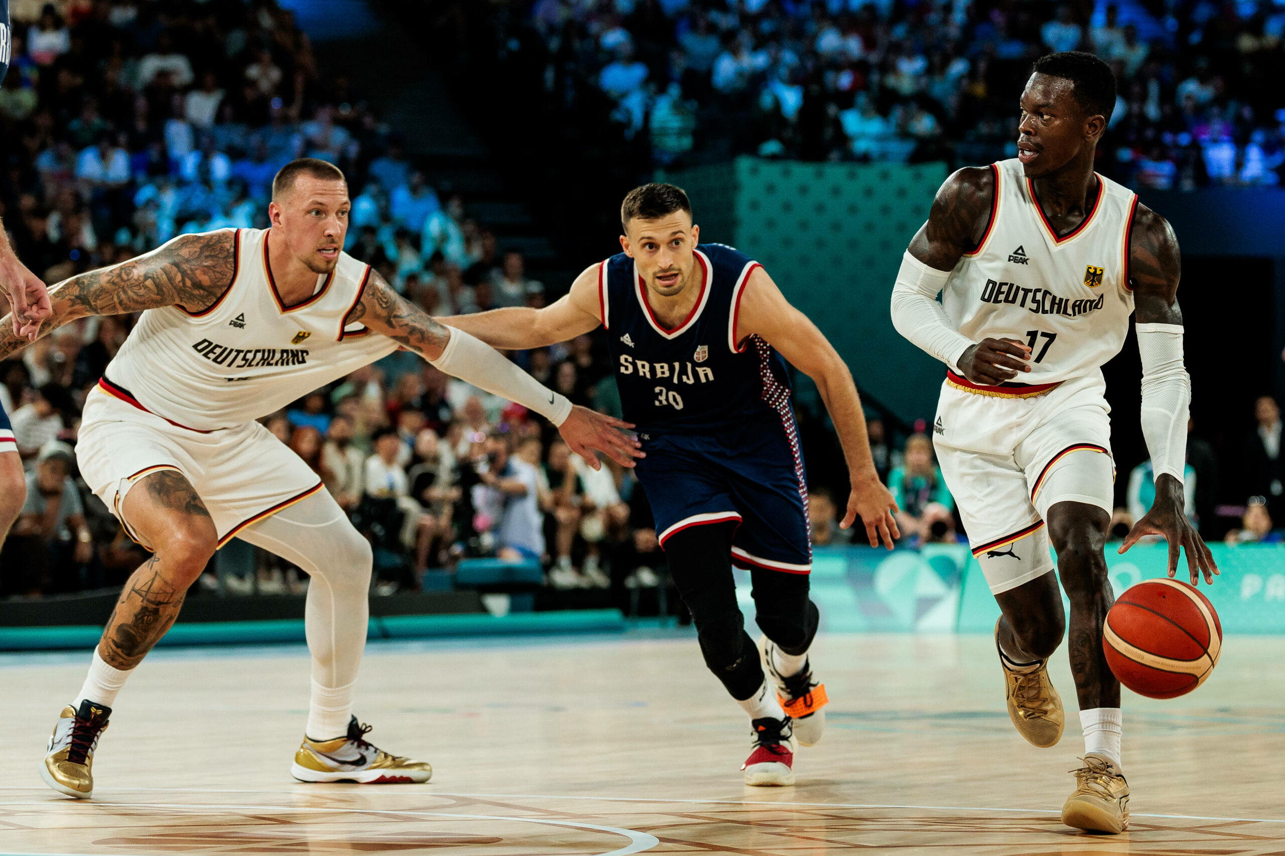 Daniel Theis, Aleksa Avramovic und Dennis Schröder