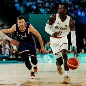 Daniel Theis, Aleksa Avramovic und Dennis Schröder