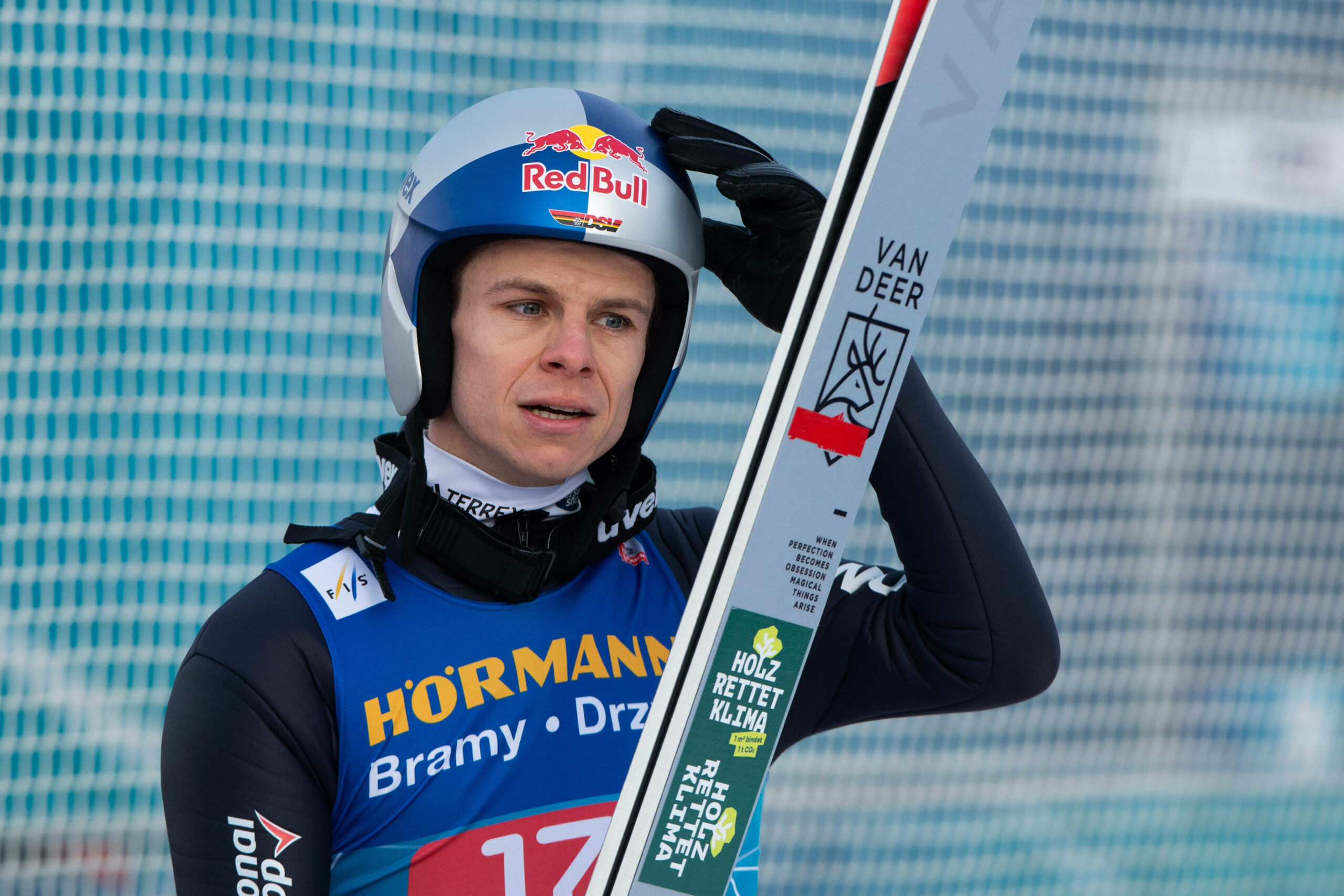 Andreas Wellinger fasst sich enttäuscht an den Helm