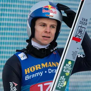 Andreas Wellinger fasst sich enttäuscht an den Helm