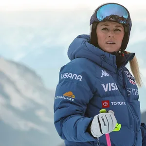 Lindsey Vonn steht mit Skiausrüstung auf einer Piste